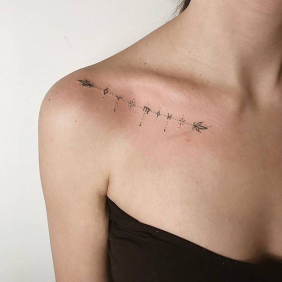 Frauen tattoo schlüsselbein motive Tattoo Schlüsselbein