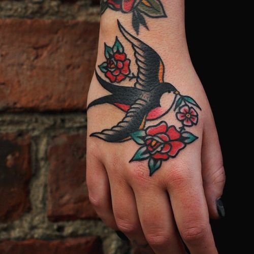 mit jelképez a fecske tetoválás 6